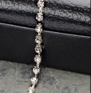 Ribbon - Diamanté on Silver Chain (1M) Clear